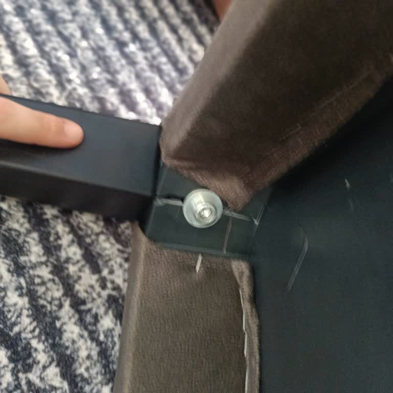 Garantili Sandalyeler Kırıldı, Mağaza Dönüş Yapmıyor