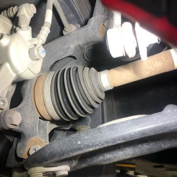 Sıfır Kilometre Renault Araçta Paslı Parçalar Ve İlgisiz Servis Yaklaşımı