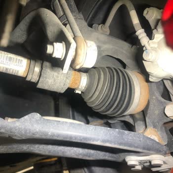 Sıfır Kilometre Renault Araçta Paslı Parçalar Ve İlgisiz Servis Yaklaşımı