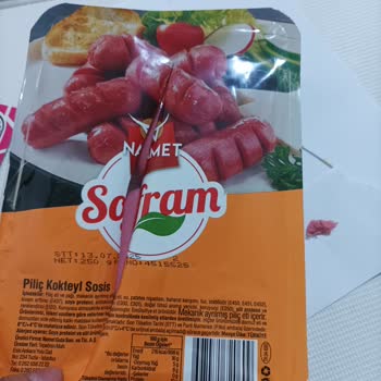 Namet Piliç Sosislerinde Tavuk Tüyü Şoku