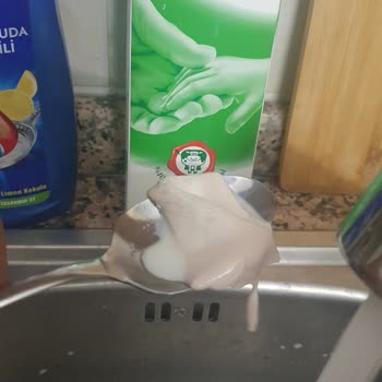 Pınar Süt'ten Bardağa Dökülen Şüpheli Parçalar Endişe Yarattı