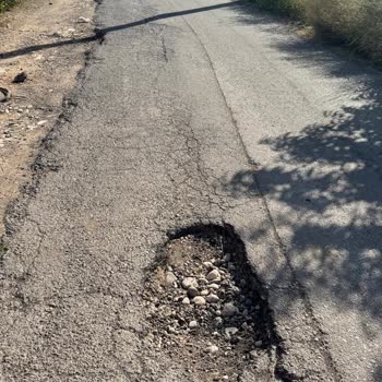 Yoldaki Derin Çukur Nedeniyle Araç Lastiğinde Maddi Hasar Oluştu