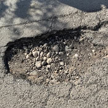 Yoldaki Derin Çukur Nedeniyle Araç Lastiğinde Maddi Hasar Oluştu