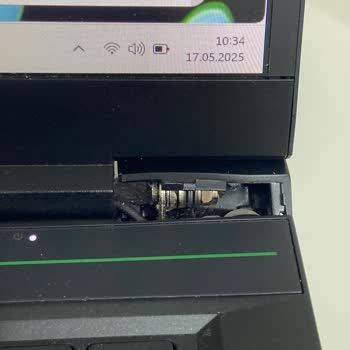 Bilgisayar Ekranı Basitçe Açarken Kırıldı Ve Parçalar Ayrıldı, Mağdur Oldum