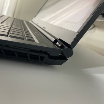 Bilgisayar Ekranı Basitçe Açarken Kırıldı Ve Parçalar Ayrıldı, Mağdur Oldum