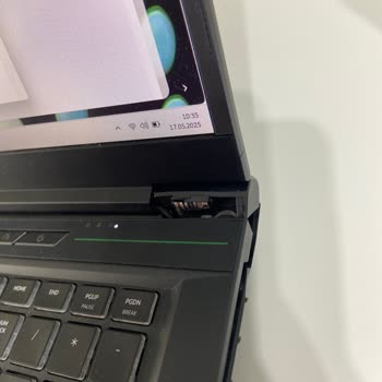 Bilgisayar Ekranı Basitçe Açarken Kırıldı Ve Parçalar Ayrıldı, Mağdur Oldum