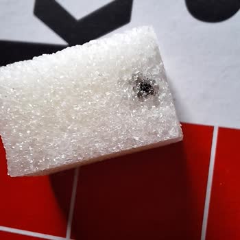 Küp Şekerin İçinde Ne Olduğu Bilinmeyen Siyah Maddeyle Karşılaştım