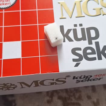 Küp Şekerin İçinde Ne Olduğu Bilinmeyen Siyah Maddeyle Karşılaştım