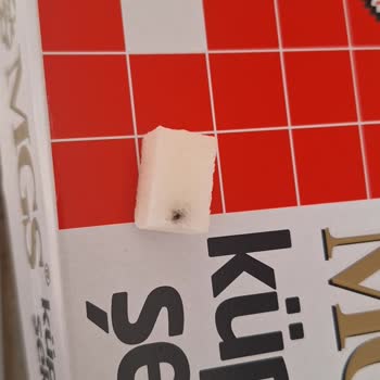 Küp Şekerin İçinde Ne Olduğu Bilinmeyen Siyah Maddeyle Karşılaştım