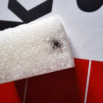 Küp Şekerin İçinde Ne Olduğu Bilinmeyen Siyah Maddeyle Karşılaştım