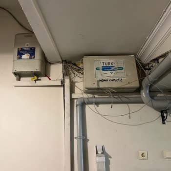 Sürekli Kesilen İnternet Ve Dayanıksız Dağıtım Kutusu Çilesi