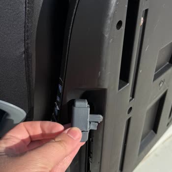 Oto Koltuğu ISOFIX Parçası Kırıldı, Yedek Parça Ve Geri Dönüş Sorunu