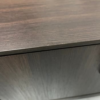 TV Ünitesi Kaplaması Kendi Kendine Dökülüyor: Fabrikasyon Hata!