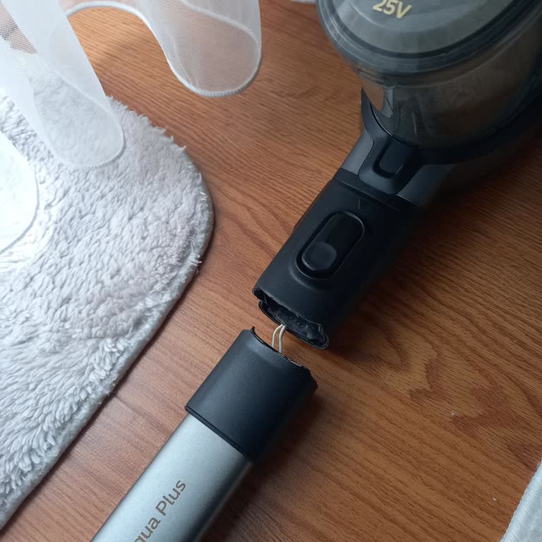 Philips Aqua 8000 Dikey Süpürge Bağlantı Noktasında Kırılma Şoku