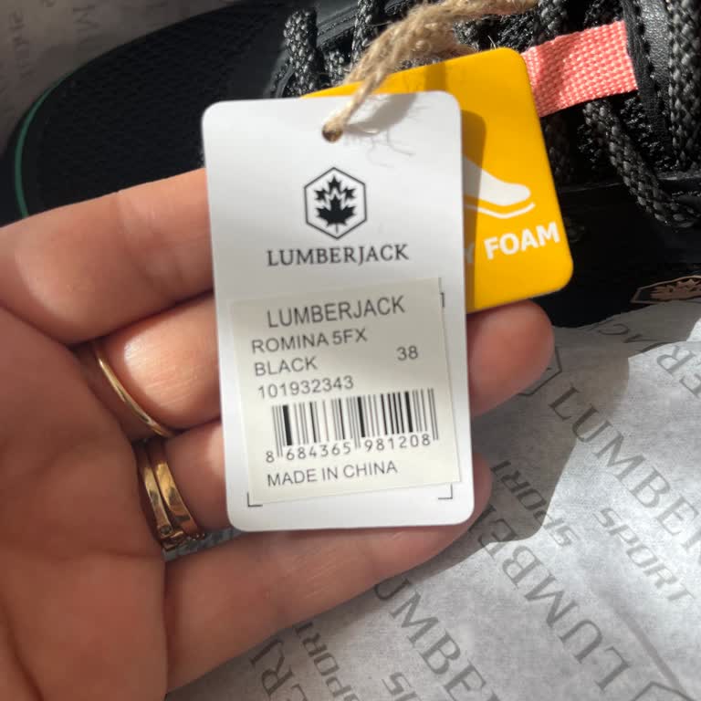 FLO'dan Alınan Ayakkabının Çin Malı Çıkması Hayal Kırıklığı Yarattı