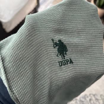 İlk Giyimde Gömleğin Omzundaki Dikişler Söküldü