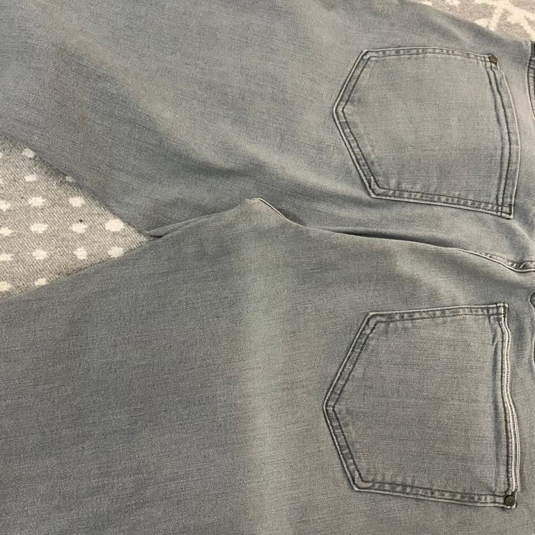 Mavi Pantolonda Renk Solması Ve İlgisiz Mağaza