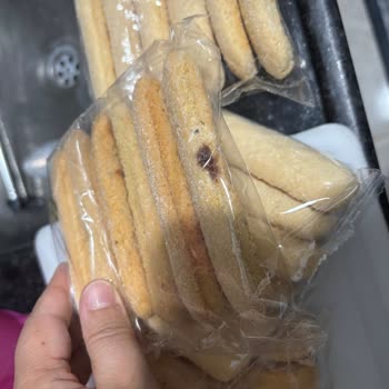 Pesotti Aldığım Kedi Dili Bisküvinin Altı Tıraşlanmış Ve Yumuşamış Çıktı