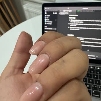 Seda Demirkaynatan Bakım Stüdyosu Protez Tırnak Uygulamasında Dipte Boşluklar Ve İlgisiz Yaklaşım