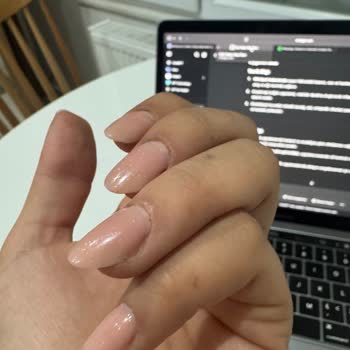 Seda Demirkaynatan Bakım Stüdyosu Protez Tırnak Uygulamasında Dipte Boşluklar Ve İlgisiz Yaklaşım