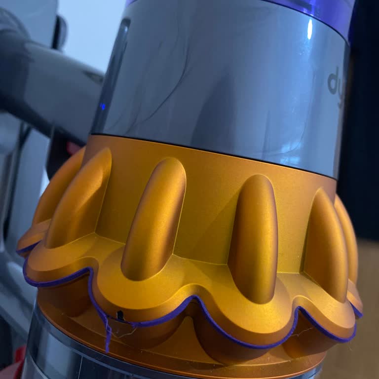 Yeni Alınan Dyson Süpürgenin Mor Lastiği Kısa Sürede Yırtıldı, Acil Çözüm Bekliyorum