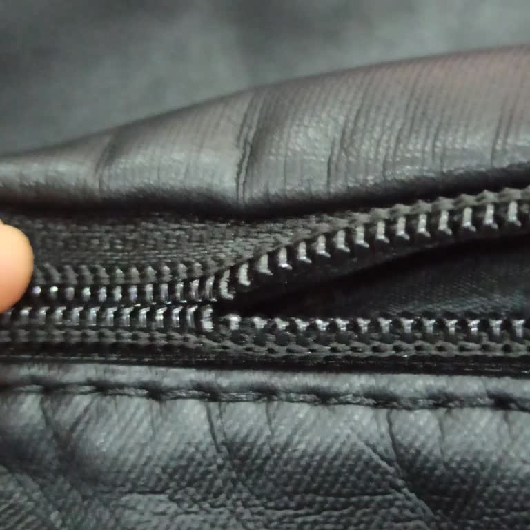 Sırt Çantasının Fermuarı Bozuldu, Mağazada İlgi Gösterilmedi