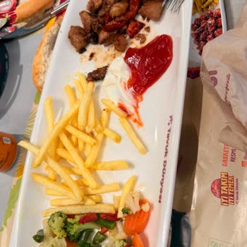 Venezia Outlet Tavuk Dünyası'nda Porsiyonların Küçülmesi Ve Memnuniyetsizlik