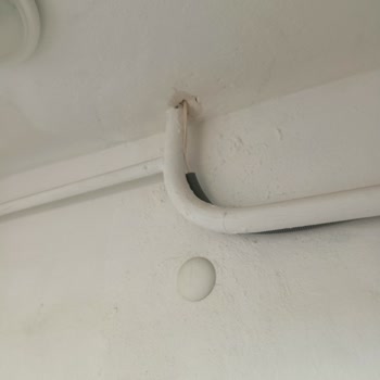 Fiber İnternet Kablosu Üst Katlara Korumasız Ve Özensiz Çekildi