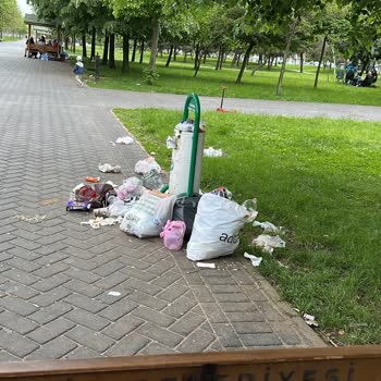 Güzel Parkta Biriken Çöpler Ve Alkol Şişeleri Aileleri Rahatsız Ediyor