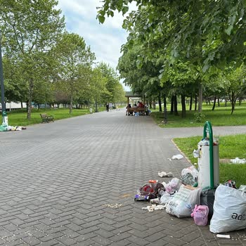 Güzel Parkta Biriken Çöpler Ve Alkol Şişeleri Aileleri Rahatsız Ediyor