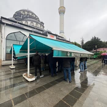 Cami Tentesinin Kırık Ve Yıpranmış Olması Nedeniyle Yağmurda Mağduriyet