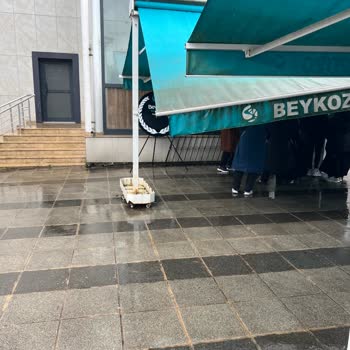 Cami Tentesinin Kırık Ve Yıpranmış Olması Nedeniyle Yağmurda Mağduriyet