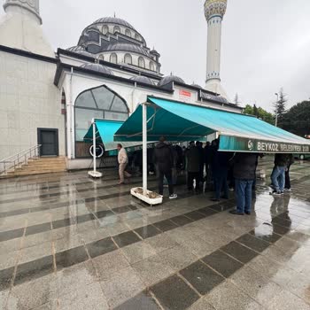 Cami Tentesinin Kırık Ve Yıpranmış Olması Nedeniyle Yağmurda Mağduriyet