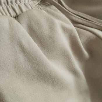 Kısa Sürede Tüylenen Eşofman Ve FLO'da Yarı Fiyatına Satış Şaşkınlığı