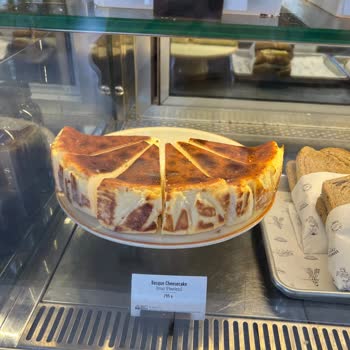 Yoğun Saatte Sürekli Donuk Cheesecake Sorunu Ve İlgisiz Hizmet