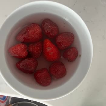 Centa AVM Çileklerin Altına Çürükleri Koymuşlar Halk Sağlığı Tehlikede