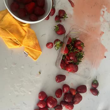 Centa AVM Çileklerin Altına Çürükleri Koymuşlar Halk Sağlığı Tehlikede