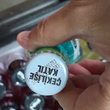 Schweppes Bitter Lemon Şişesinde Yeşil Kalıntı Şoku Ve İlgisiz Büfe Yetkilisi