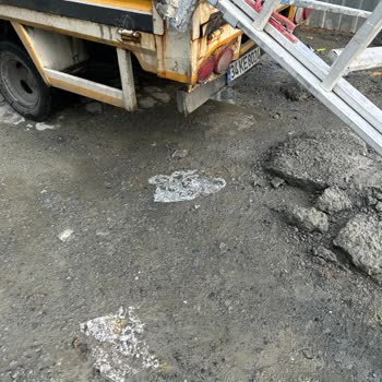 Kaldırımda İnşaat Malzemesi Tehlikesi Yaya Güvenliğini Tehdit Ediyor