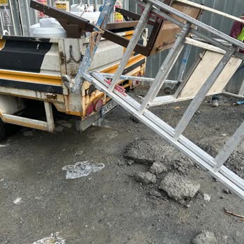 Kaldırımda İnşaat Malzemesi Tehlikesi Yaya Güvenliğini Tehdit Ediyor