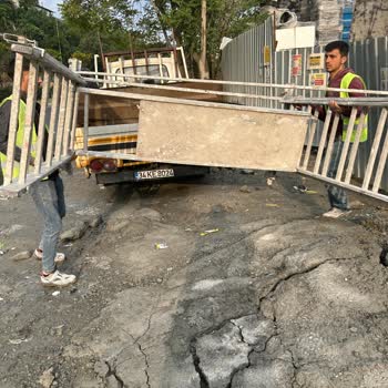 Kaldırımda İnşaat Malzemesi Tehlikesi Yaya Güvenliğini Tehdit Ediyor
