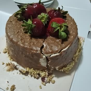 Teslimat Sırasında Parçalanan Pasta Ve Yetersiz Çözüm