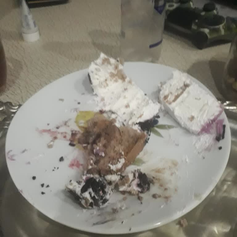 İnci Pastaneleri'nde Pasta Kalitesinde Düşüş Hayal Kırıklığı Yarattı