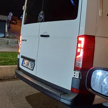 Markalı Servis Aracı Trafikte Tehlike Saçıyor!