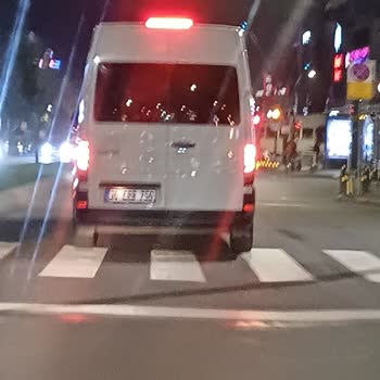 Markalı Servis Aracı Trafikte Tehlike Saçıyor!