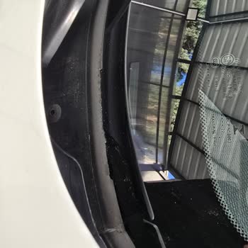 BMW 116d Ön Cam Fitilinde Ciddi Deformasyon Ve Dökülme Sorunu