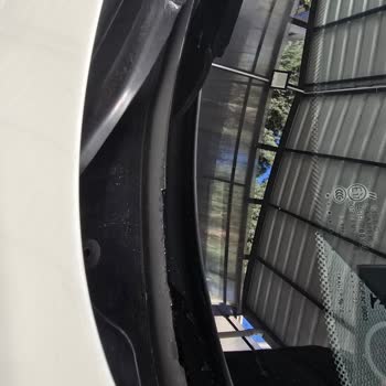 BMW 116d Ön Cam Fitilinde Ciddi Deformasyon Ve Dökülme Sorunu