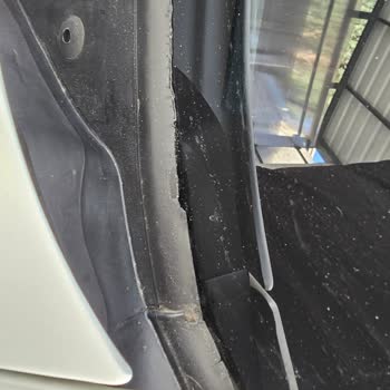 BMW 116d Ön Cam Fitilinde Ciddi Deformasyon Ve Dökülme Sorunu