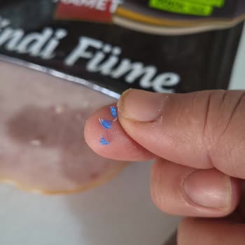 Namet Hindi Füme Ürününde Plastik Parça Şoku: Çocuğumun Sağlığı Tehlikeye Girdi