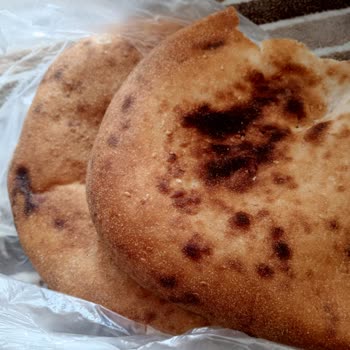 Alaçatı Alışveriş Merkezi Pişmemiş Ekmek Satılıyor